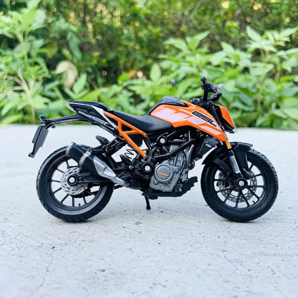 Bburago 1:18 KTM 250 Duke Diecast Motorcycle - Image 5