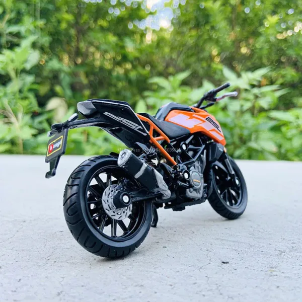 Bburago 1:18 KTM 250 Duke Diecast Motorcycle - Image 3