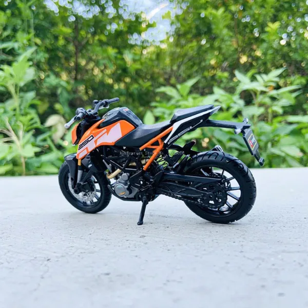 Bburago 1:18 KTM 250 Duke Diecast Motorcycle - Image 2