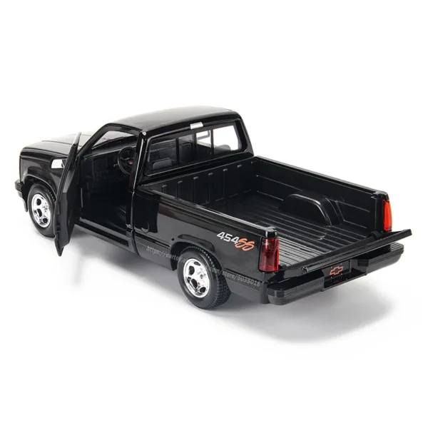 Maisto 1:24 1993 Chevrolet 454 SS Model - Image 4