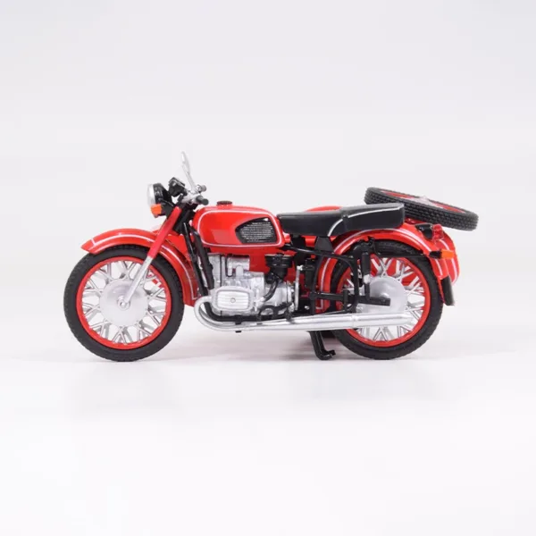 1:24 MT-10 Dnepr Motorcycle Model with Sidecar - Image 2