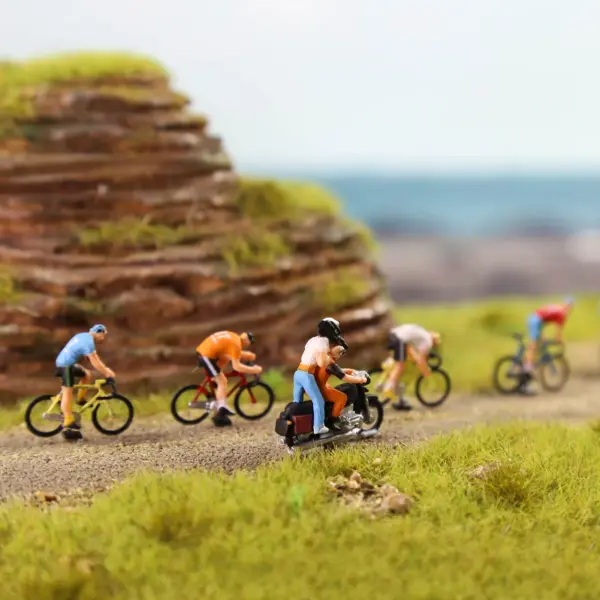 HO Scale Cyclist and Photographer Model Set - Image 5