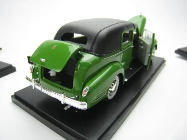 1/32 Scale Vintage Die-Cast Model Car Toy - Image 4