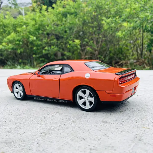 Maisto 1:24 Dodge Challenger Metal Model Car - Image 2