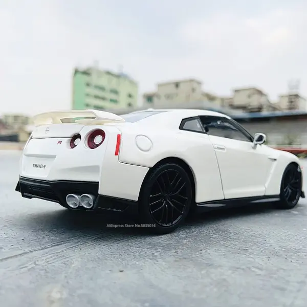 Bburago 1:24 2017 Nissan GTR Die-cast Model - Image 6