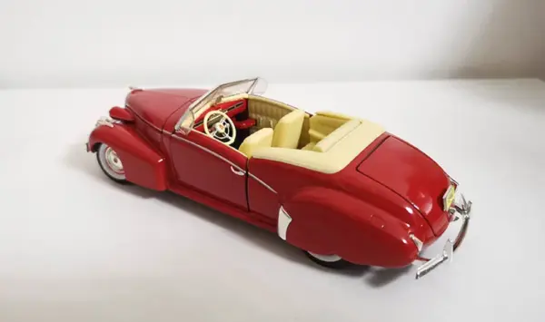 1/32 Vintage Red Convertible Diecast Model Car - Image 5