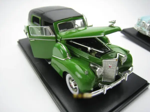 1/32 Scale Vintage Die-Cast Model Car Toy - Image 5