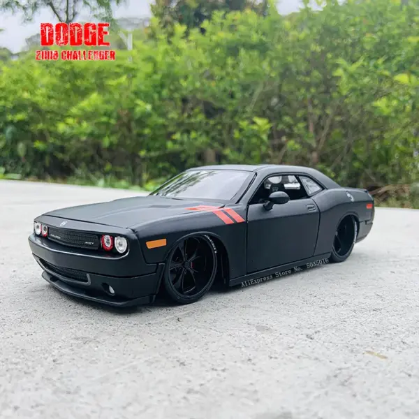 Maisto 1:24 2008 Dodge Challenger Diecast Model