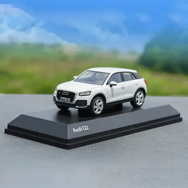 1:43 Q2 SUV Diecast Car Model Collectible - Image 8