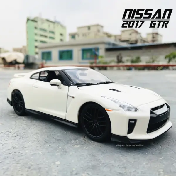 Bburago 1:24 2017 Nissan GTR Die-cast Model - Image 4