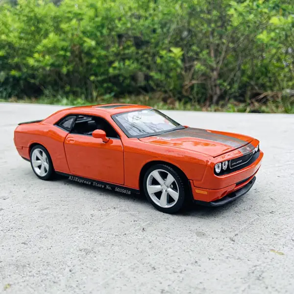 Maisto 1:24 Dodge Challenger Metal Model Car - Image 4