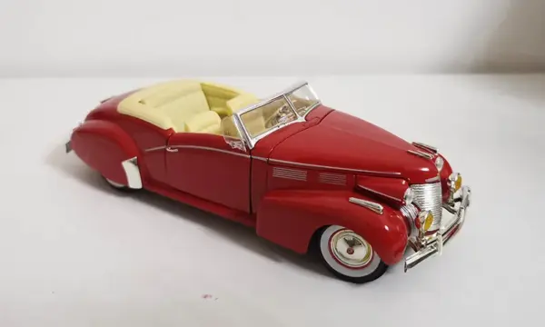 1/32 Vintage Red Convertible Diecast Model Car - Image 6