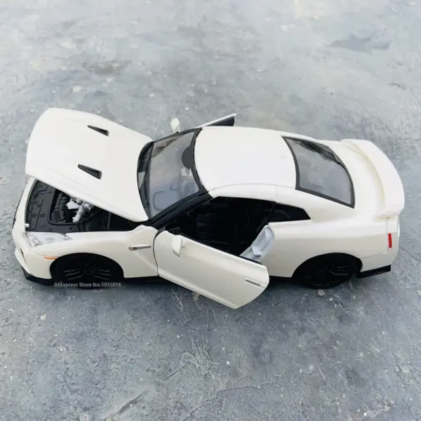 Bburago 1:24 2017 Nissan GTR Die-cast Model - Image 5