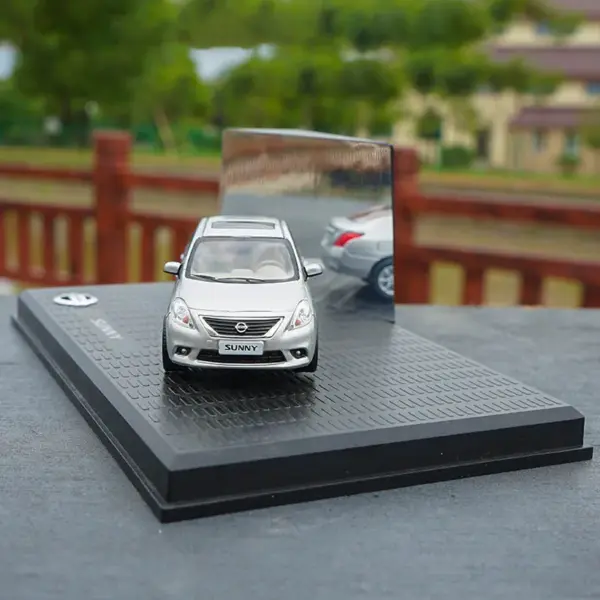 1:43 Scale Diecast Nissan Sunny Model Car - Image 2