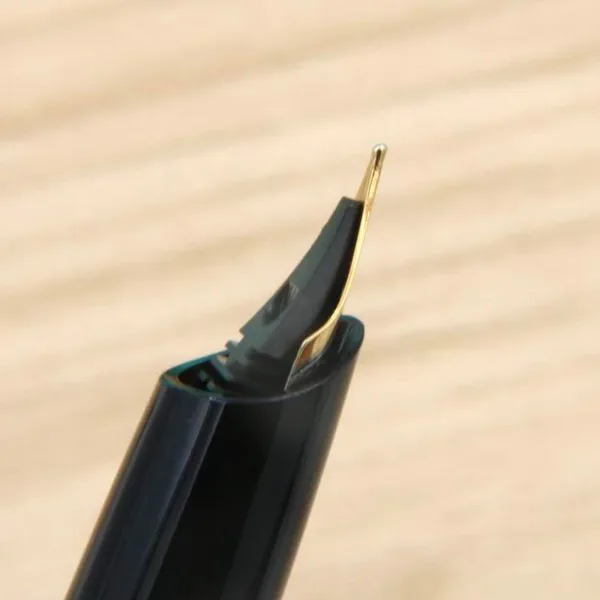 Golden Black Metal Fountain Pen 0.5mm Nib - Image 3