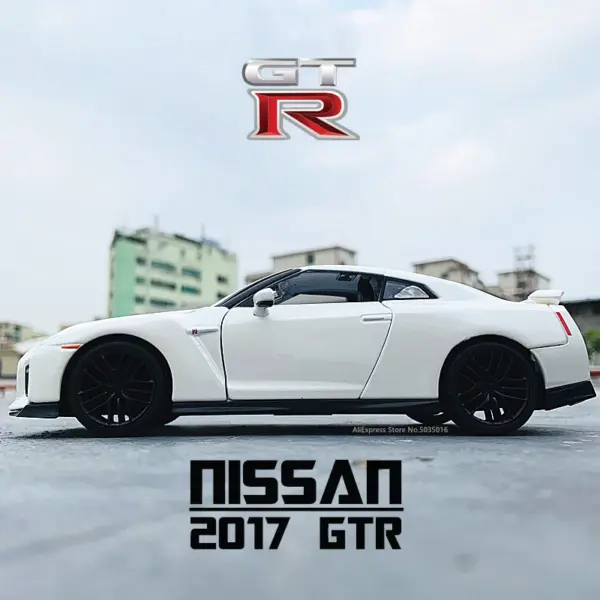 Bburago 1:24 2017 Nissan GTR Die-cast Model