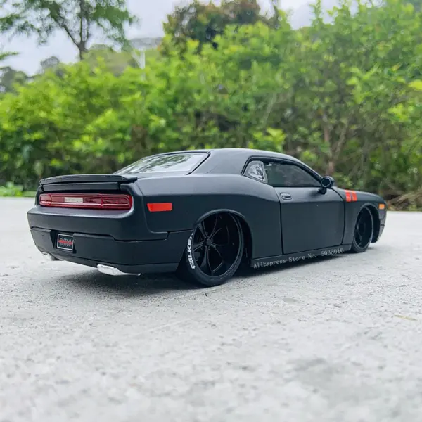 Maisto 1:24 2008 Dodge Challenger Diecast Model - Image 2