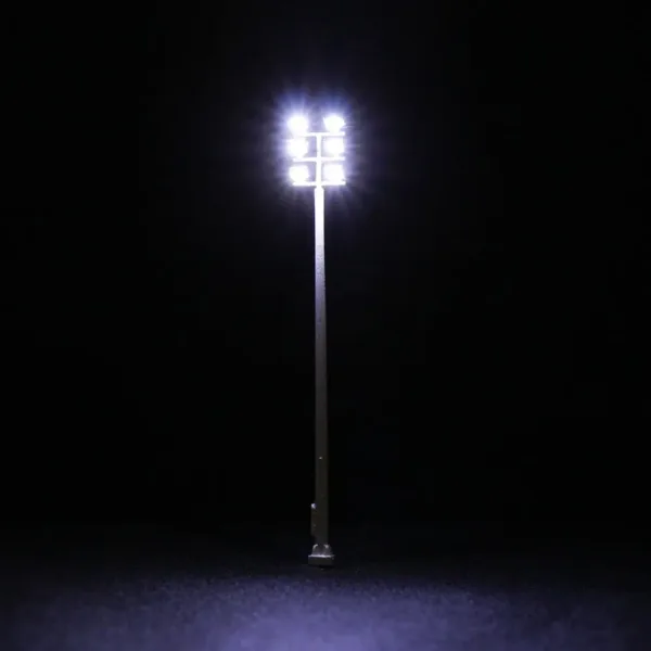 N Scale Plaza Lampposts Set with LEDs - Image 3