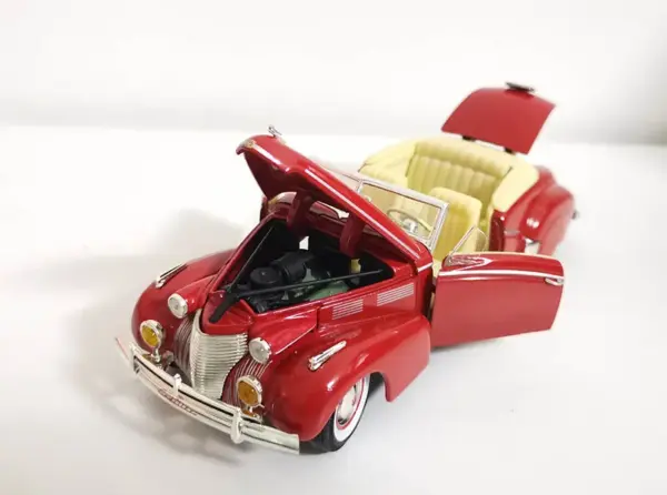 1/32 Vintage Red Convertible Diecast Model Car - Image 2