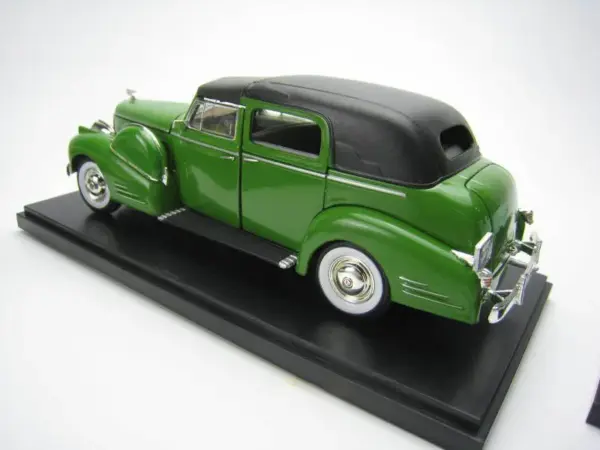 1/32 Scale Vintage Die-Cast Model Car Toy - Image 3