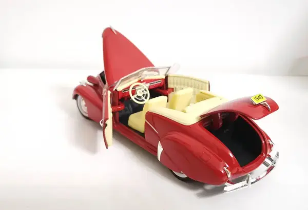 1/32 Vintage Red Convertible Diecast Model Car - Image 4