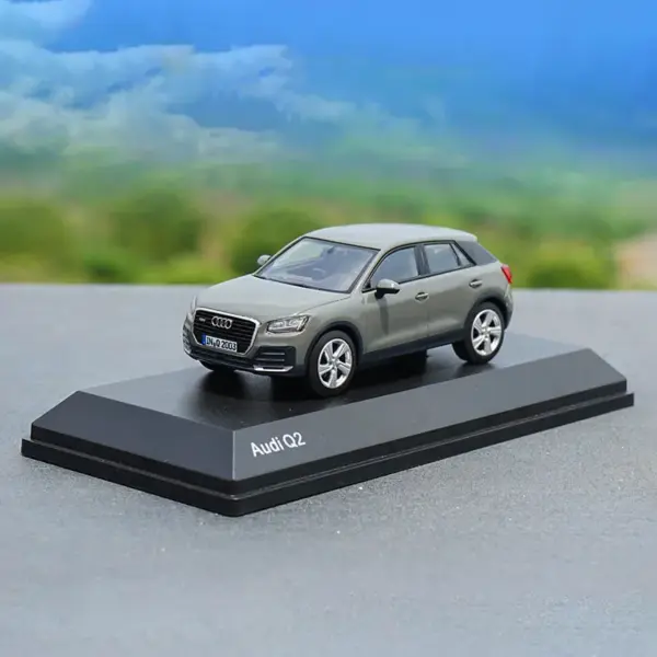 1:43 Q2 SUV Diecast Car Model Collectible - Image 3