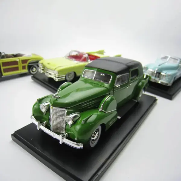 1/32 Scale Vintage Die-Cast Model Car Toy - Image 2