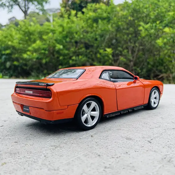 Maisto 1:24 Dodge Challenger Metal Model Car - Image 3