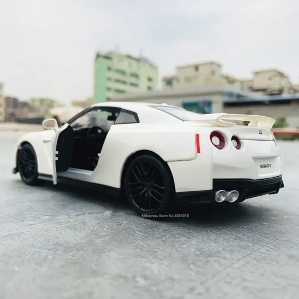 Bburago 1:24 2017 Nissan GTR Die-cast Model - Image 3