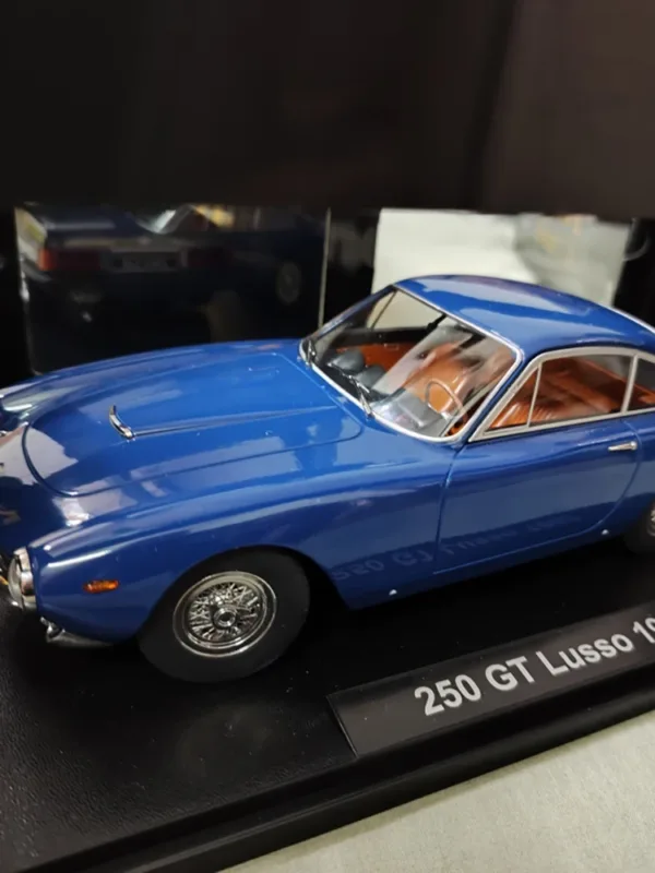 Die Cast 1/18 Scale 250 GT Lusso Model - Image 11