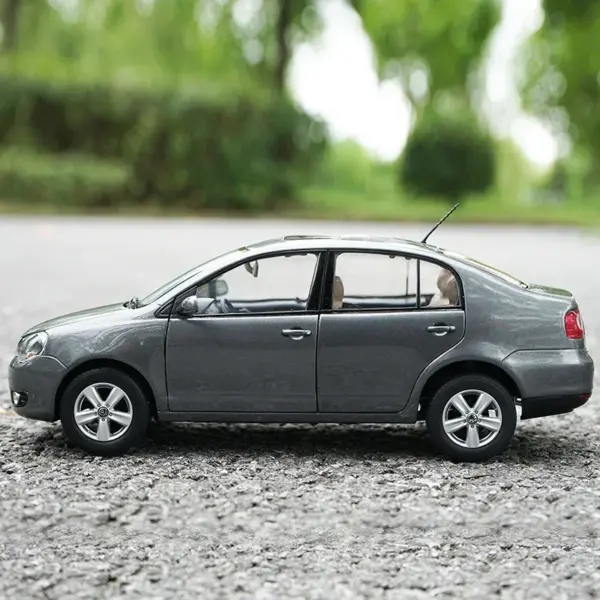 1:18 Scale Metal Diecast Car Model 24CM - Image 2