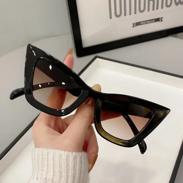 Trendy Cat Eye Vintage Sunglasses for Adults - Image 4