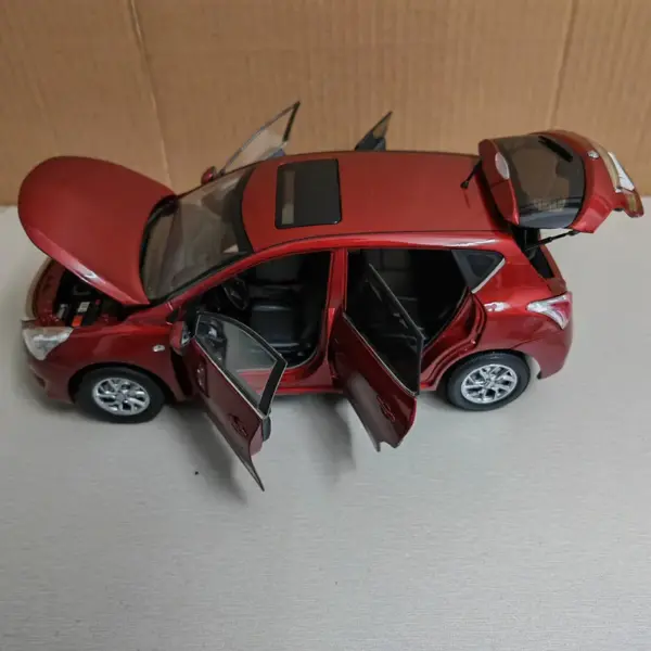 1:18 Scale Nissan Tiida 2011 Diecast Model - Image 5
