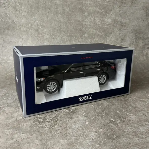 1:18 Scale Diecast Lexus LS460 Model Car - Image 6