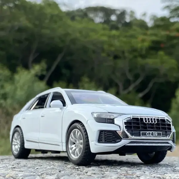 1:32 Audi Q8 Diecast Metal Car Model - Image 10