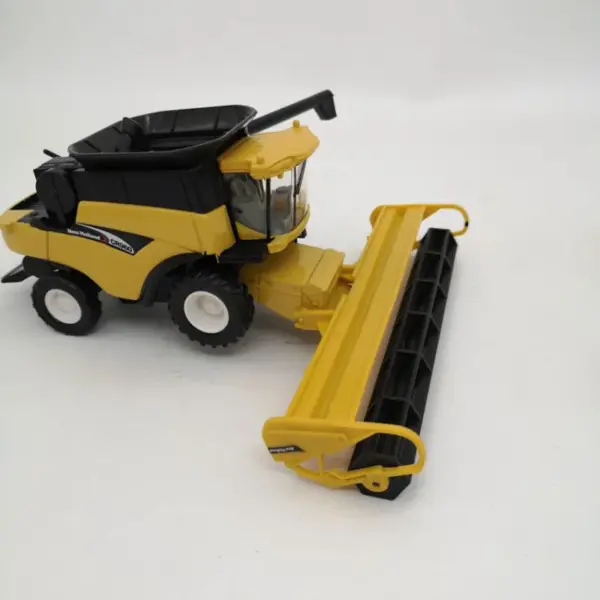 1:64 Scale CR960 Diecast Harvester Model - Image 4