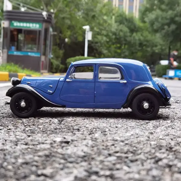 1:18 Scale Citroën Traction 1937 Diecast Model - Image 2