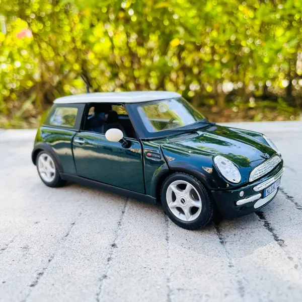 Maisto 1:24 BMW MINI Countryman Alloy Model - Image 4