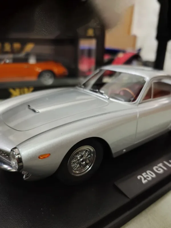 Die Cast 1/18 Scale 250 GT Lusso Model - Image 8