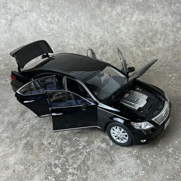 1:18 Scale Diecast Lexus LS460 Model Car - Image 4