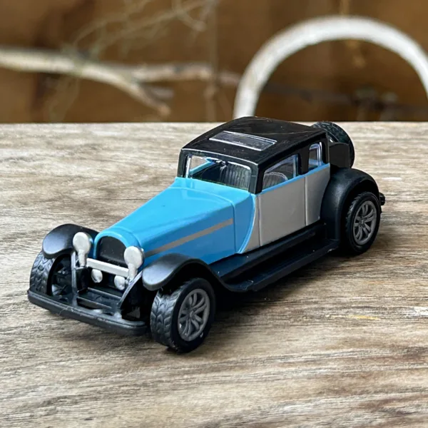 1:43 Vintage Alloy Diecast Car Model - Image 2