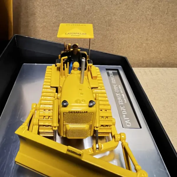 CAT D7C 1:50 Alloy Crawler Bulldozer Model - Image 4