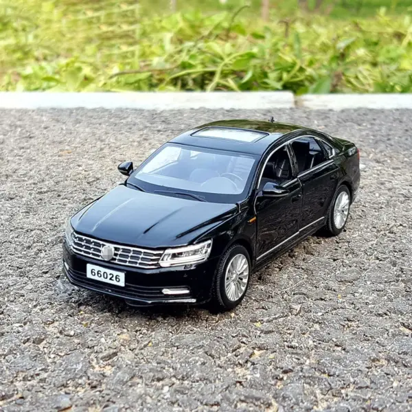 1:32 Passat Alloy Diecast Car Model - Image 4