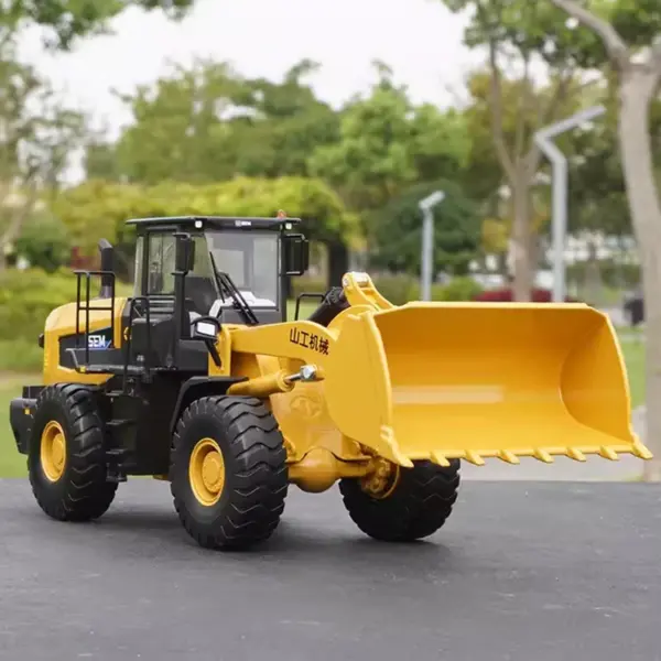 1:35 SEM660D Wheel Loader Diecast Model - Image 3