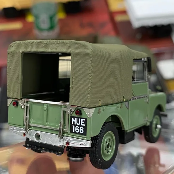 1/43 Scale Land Rover Defender Diecast Model - Image 3