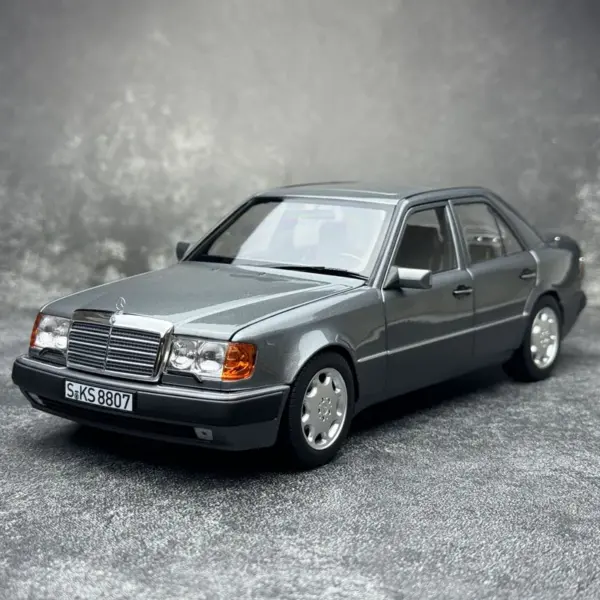 1:18 Scale Diecast Mercedes-Benz 500E Model - Image 4