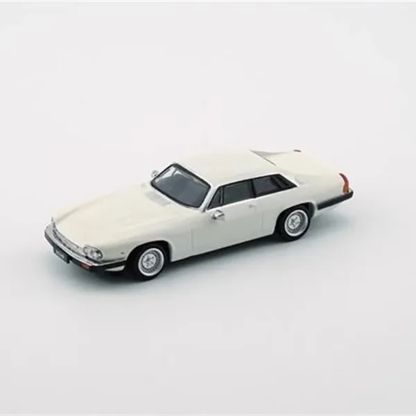 1:64 Scale Jaguar XJS 1984 Diecast Model - Image 5