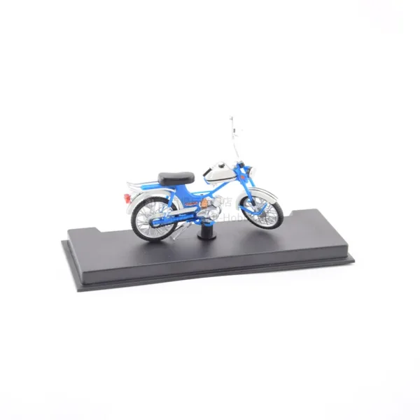 1:24 Scale Riga 22 Soviet Moped Model - Image 4