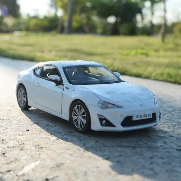 1:36 Toyota 86 Diecast Alloy Car Model - Image 3