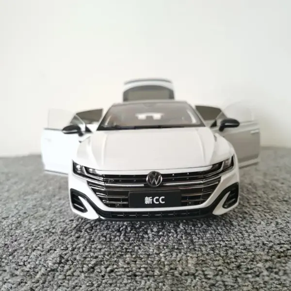 1:18 Scale 2021 White Alloy Car Model - Image 3